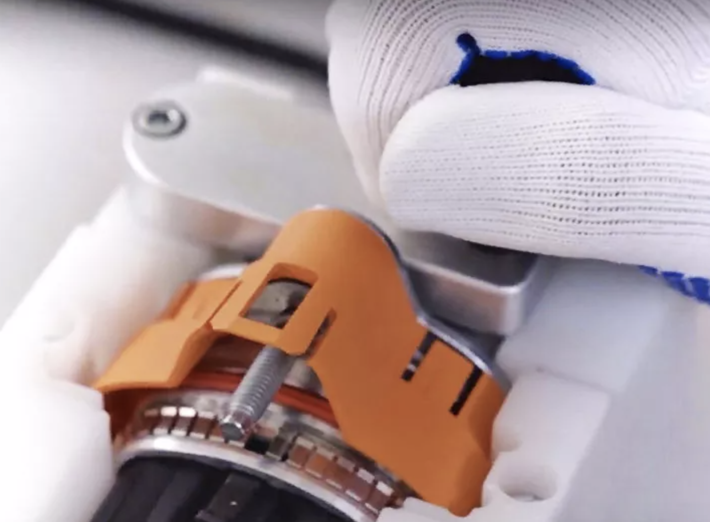 安波福掘金电动化：提前多年布局线束、充电枪和连接器，技术正反哺全球公司